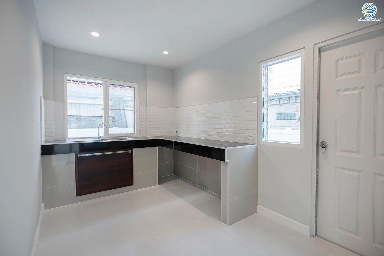 บ้านมือสองตกแต่งใหม่ โครงการ ศุภาลัยการ์เด้นวิลล์ แจ้งวัฒนะ-หลักสี่ เนื้อที่กว่า 63.7 ตร.ว. ฟังก์ชันครบ 3 ห้องนอน 3 ห้องน้ำ 2 ที่จอดรถ บ้านสวย พร้อมเข้าอยู่ ตอบโจทย์ทุกครอบครัว บนทำเลเดินทางสะดวก เข้าสู่ใจกลางเมืองได้อย่างสะดวกสบาย ใกล้ทางด่วนศรีสมานและรถไฟฟ้าสายสีแดง "สถานีดอนเมือง"